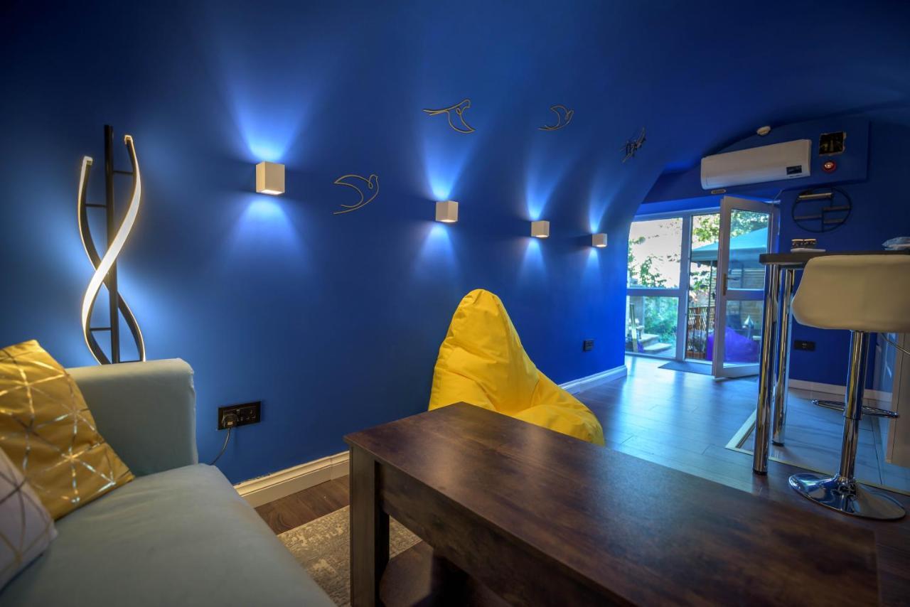 Quirky Vaulted Flat With Terrace Apartment บาธ ภายนอก รูปภาพ