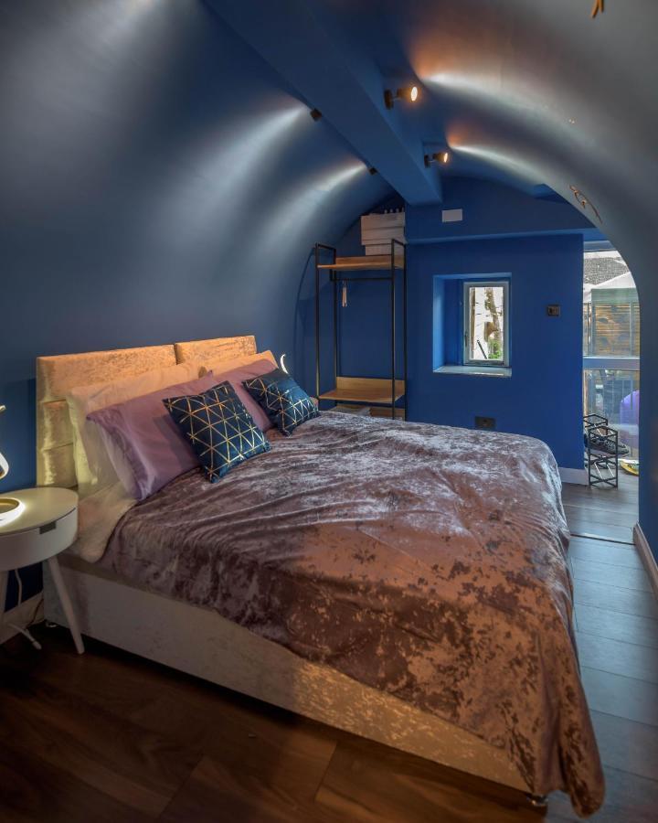 Quirky Vaulted Flat With Terrace Apartment บาธ ภายนอก รูปภาพ