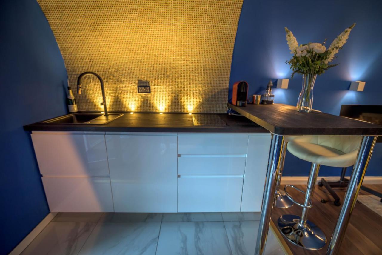 Quirky Vaulted Flat With Terrace Apartment บาธ ภายนอก รูปภาพ