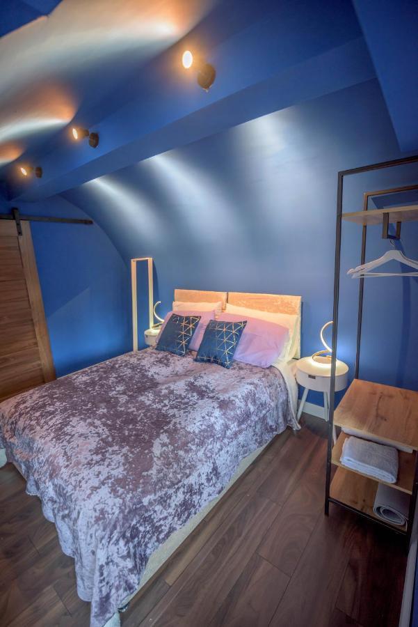 Quirky Vaulted Flat With Terrace Apartment บาธ ภายนอก รูปภาพ